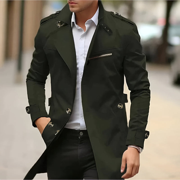 Femininer Damen Trenchcoat mit Gürtel, der die Taille betont, perfekt für ein professionelles oder elegantes Outfit.