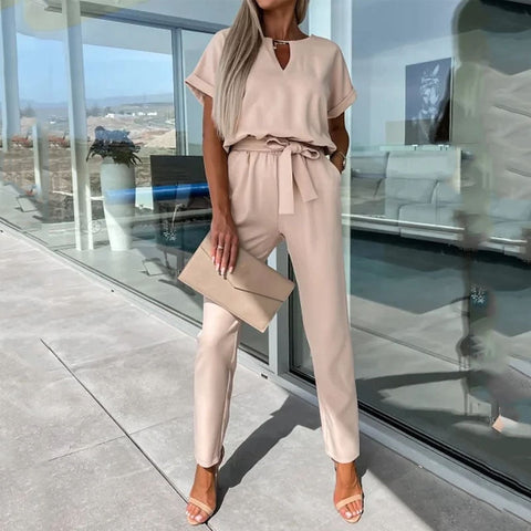 Eleganter Damen V-Ausschnitt Kurzarm Jumpsuit in Beige, bequem und vielseitig für Frühling & Sommer.