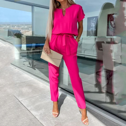 Komfortabler rosa Damen Kurzarm Jumpsuit mit V-Ausschnitt, idealer Einteiler für Alltag und Freizeit.
