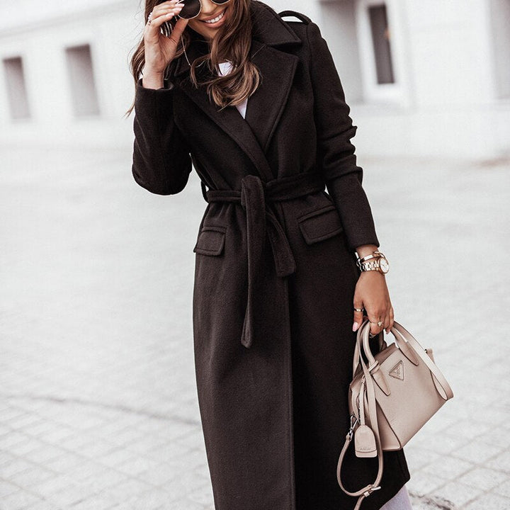 Klassischer Damen V-Ausschnitt Wintermantel. Eleganter Business Look, unverzichtbar für kalte Tage.