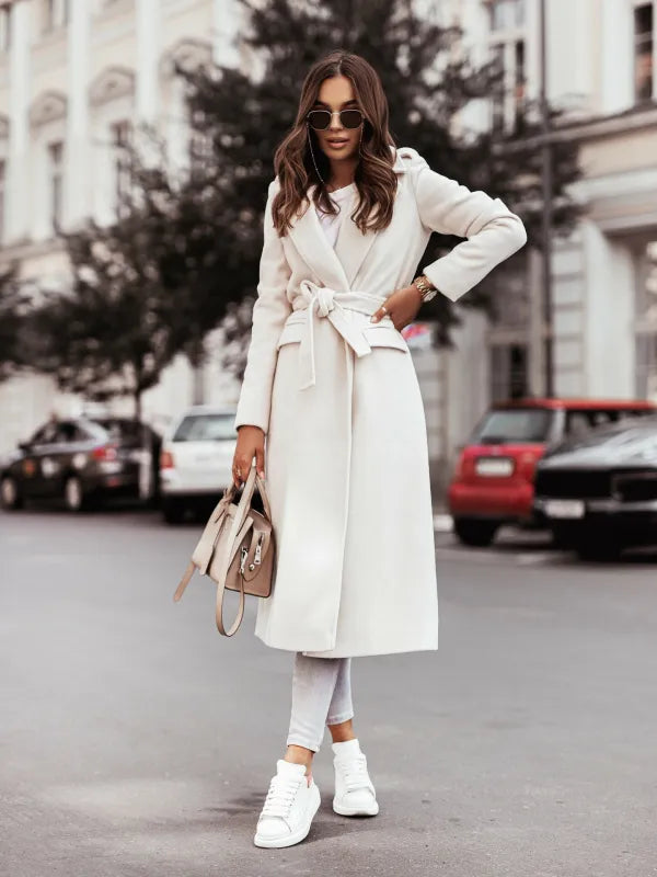 Schicker Damen V-Ausschnitt Mantel, lange Eleganz für den Winter Business Look. Modische Oberbekleidung.