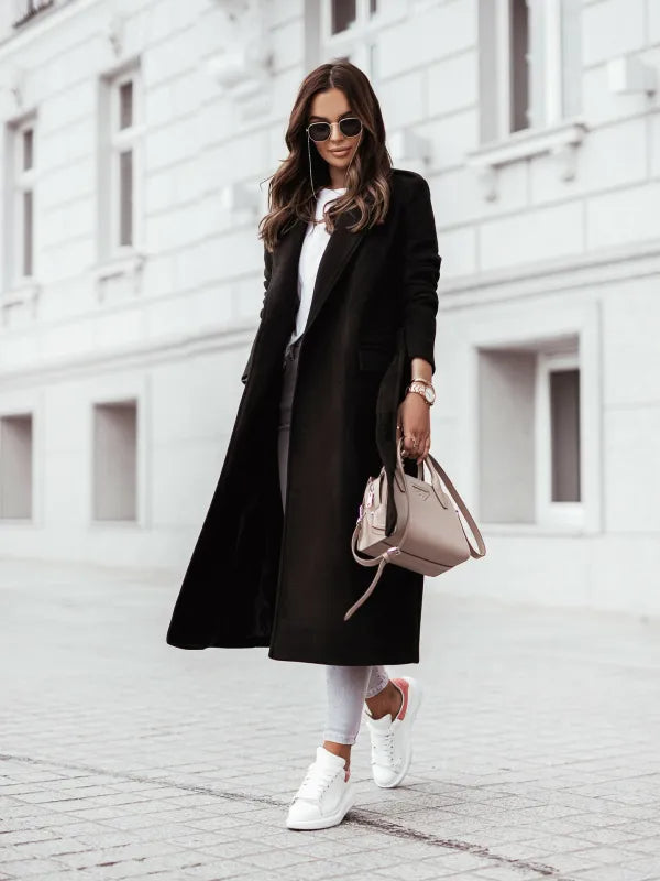 Klassischer Damen V-Ausschnitt Mantel, elegant für den Winter. Perfekte lange Jacke für Business Mode.