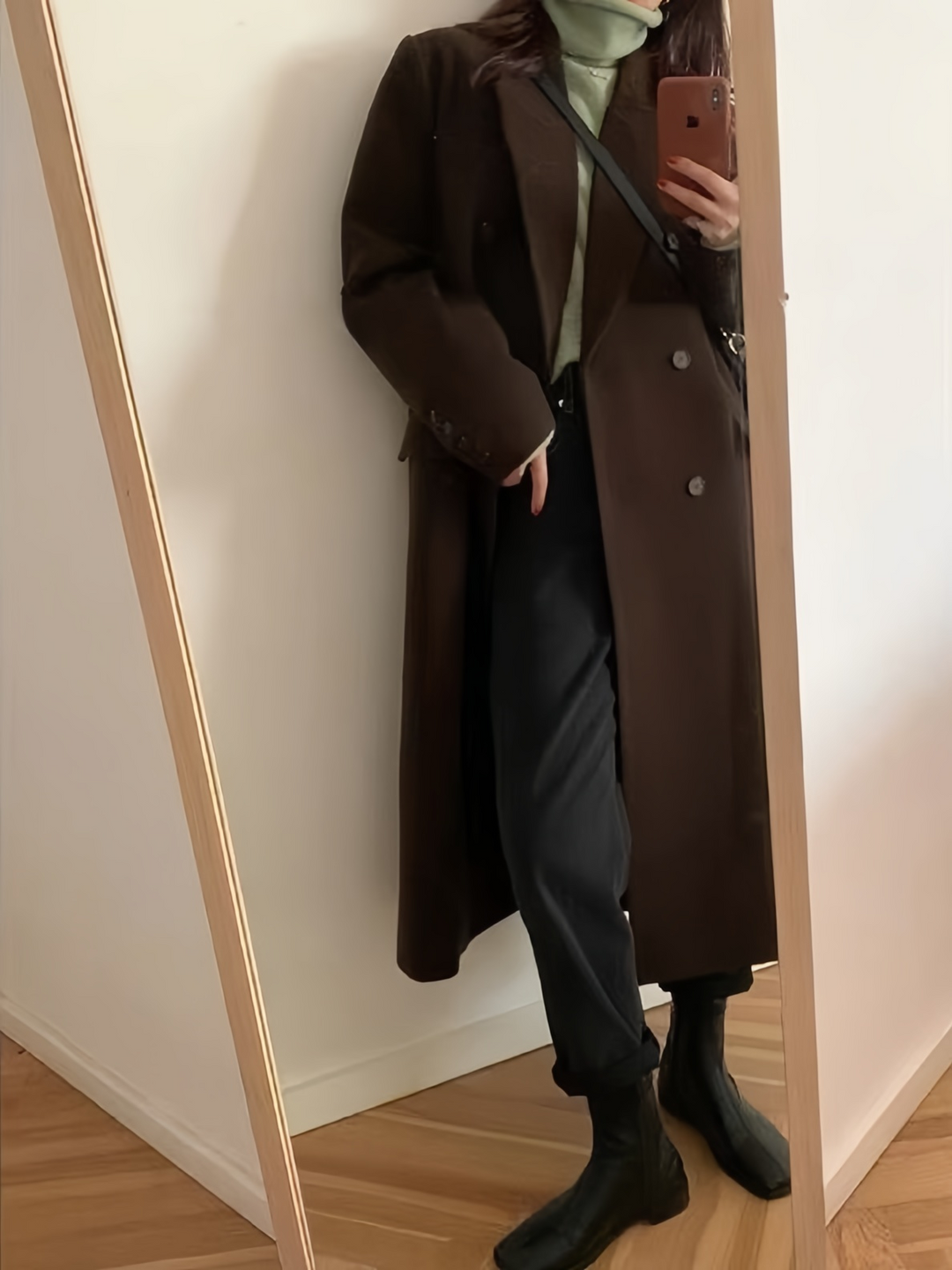 Klassischer brauner Damenmantel mit Reverskragen, Langarm und Vintage-Stil für stilvolle Herbst-Outfits.