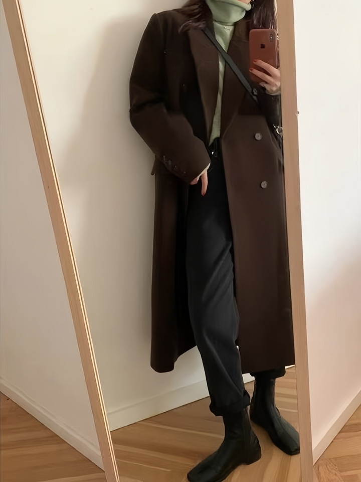 Klassischer brauner Damenmantel mit Reverskragen, Langarm und Vintage-Stil für stilvolle Herbst-Outfits.