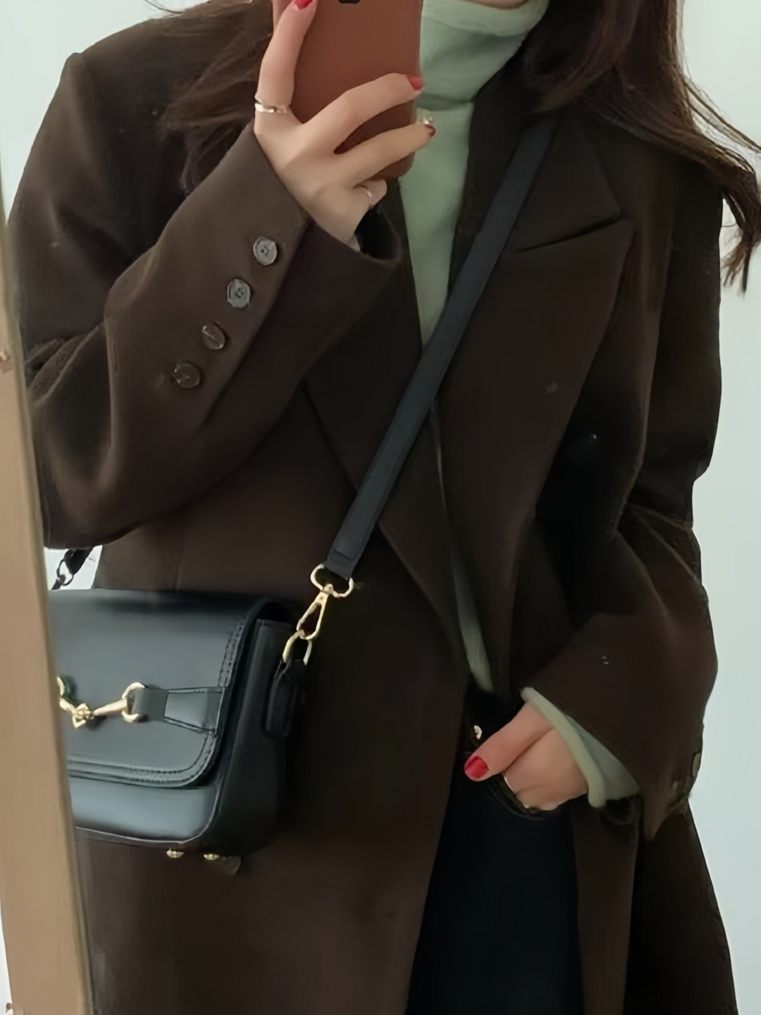 Vintage Damen Langarm-Mantel in Braun mit Reverskragen, eine elegante Wahl für Winter- und Herbstmode.