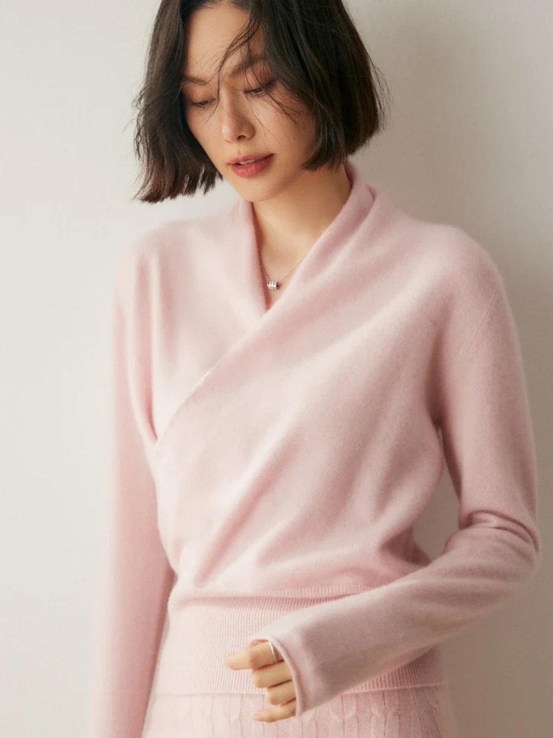 Eleganter Damen Wickelpullover mit stilvollem Crossover-Design für Büro & Alltag.