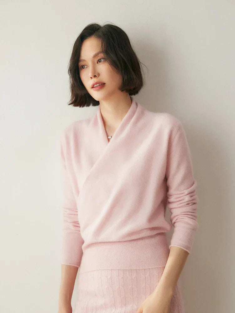 Komfortabler & eleganter Wickelpullover aus Feinstrick für Damen.