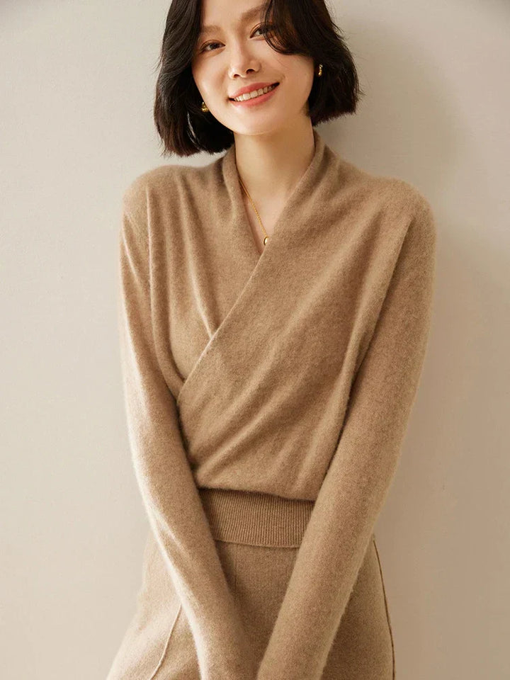 Moderner Feinstrick-Wickelpullover für Damen, komfortabel & feminin.