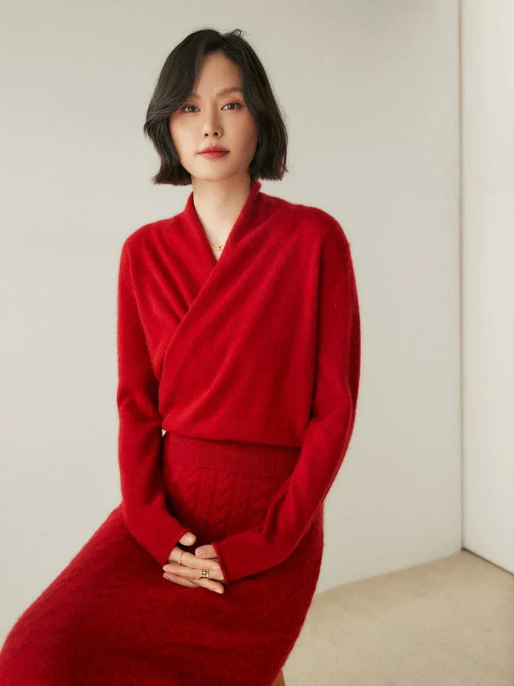 Feminin geschnittener Damenpullover mit modernem Crossover-Design.