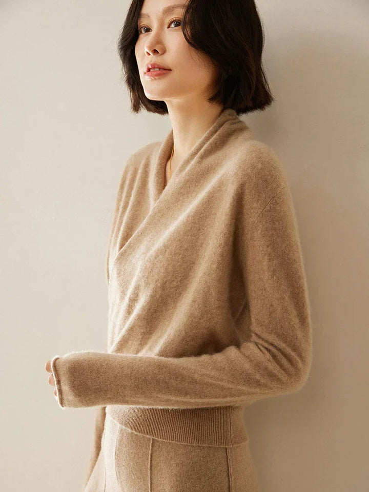 Damenpullover mit stilvollem Crossover-Detail, perfekt für kühle Tage.
