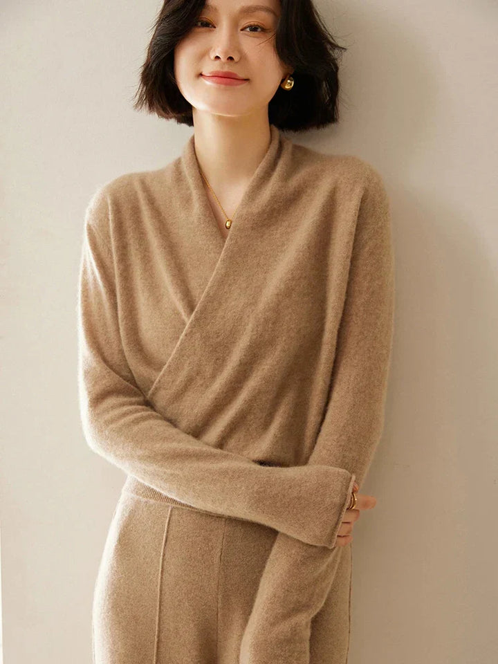 Moderner Feinstrick-Pullover mit Crossover-Design für Damen.
