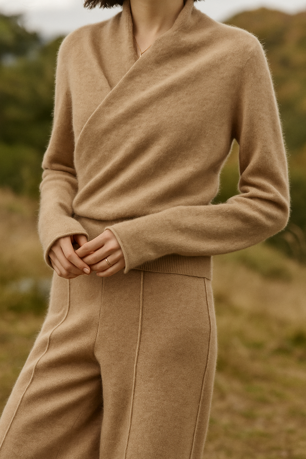 Stilvoller Wickelpullover für Damen, perfekt für Business und Abend.