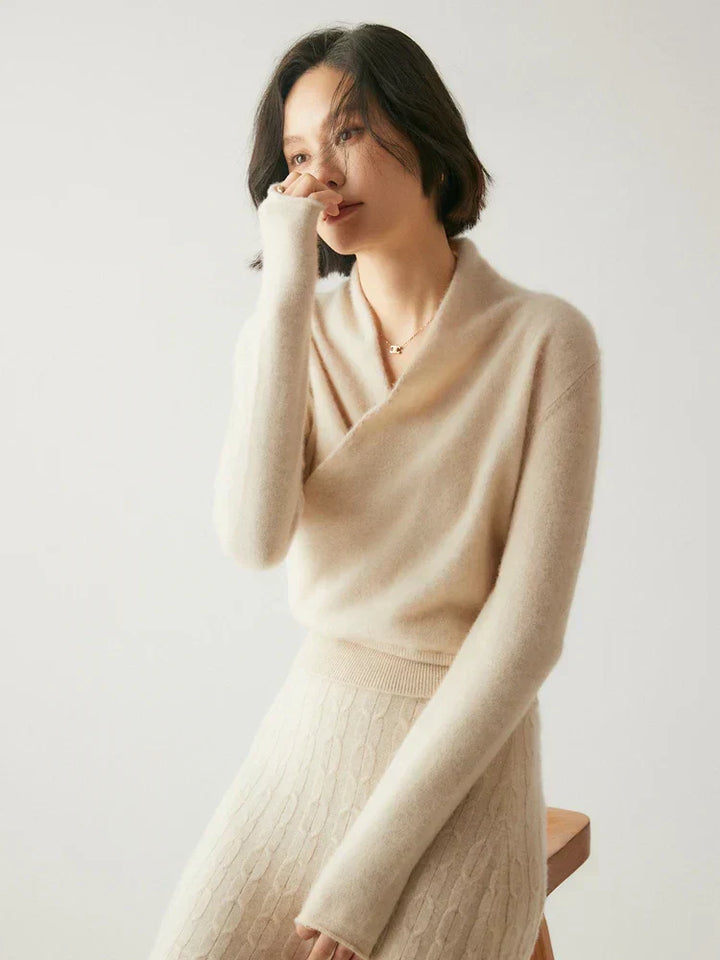 Komfortabler Damenpullover mit Crossover-Design, vielseitig kombinierbar.