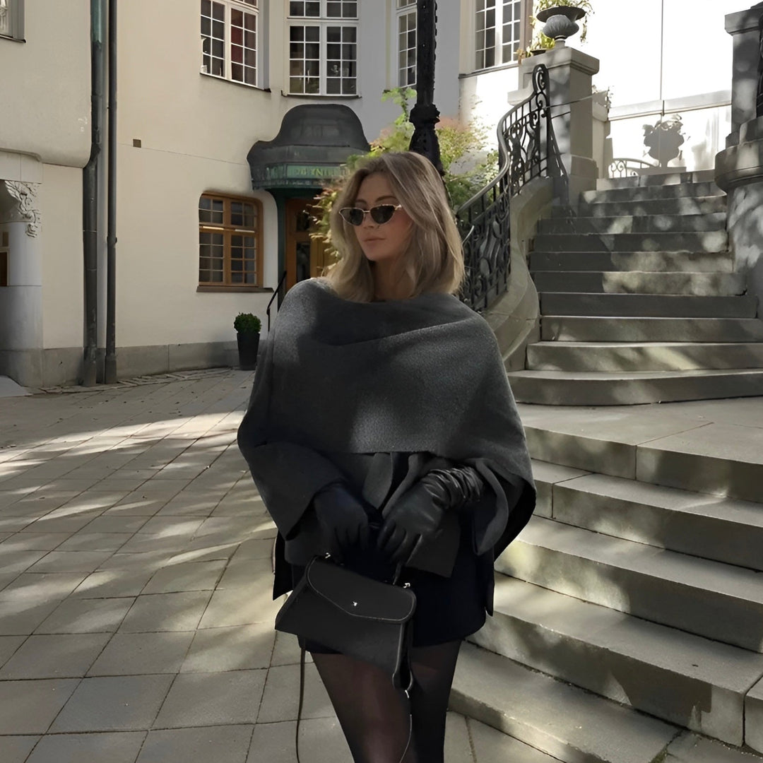Einzigartiger Damen Winter-Cape-Mantel mit auffälligem asymmetrischen Design & eleganter drapierter Silhouette.