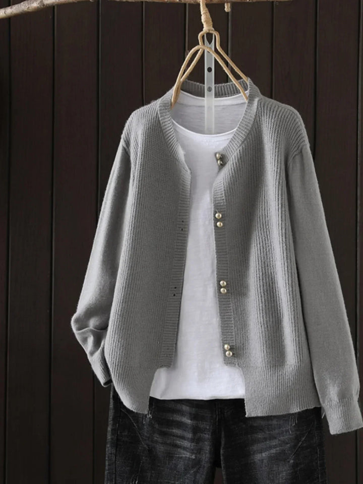 Eleganter Damen Winter Cardigan mit luxuriösen Perlenknöpfen. Warmes, modisches Langarm Oberteil für Frauen.