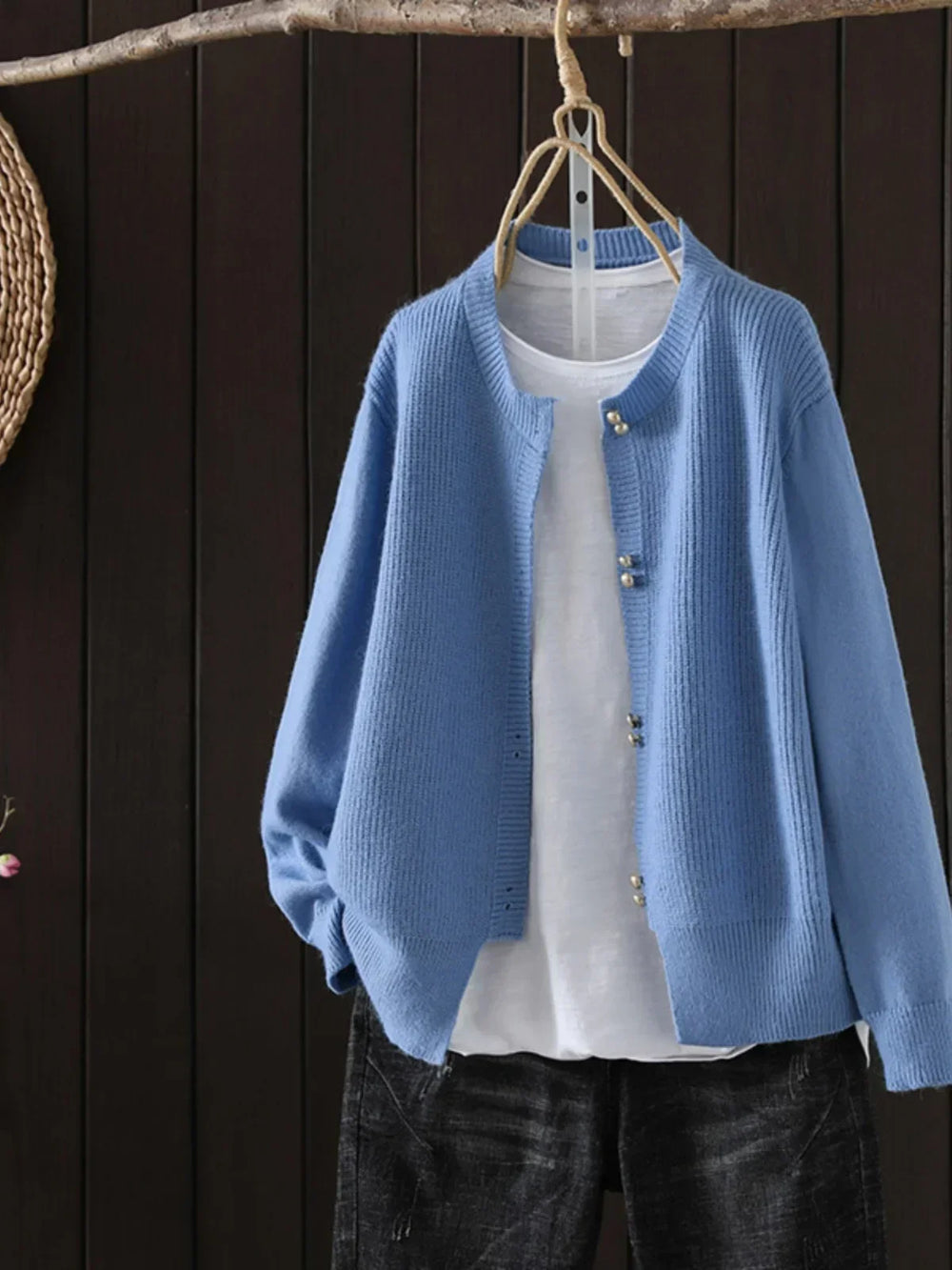 Gemütlicher Damen Winter Cardigan. Warmer Strickpullover mit Perlenknöpfen, ideal für vielseitige Winteroutfits.