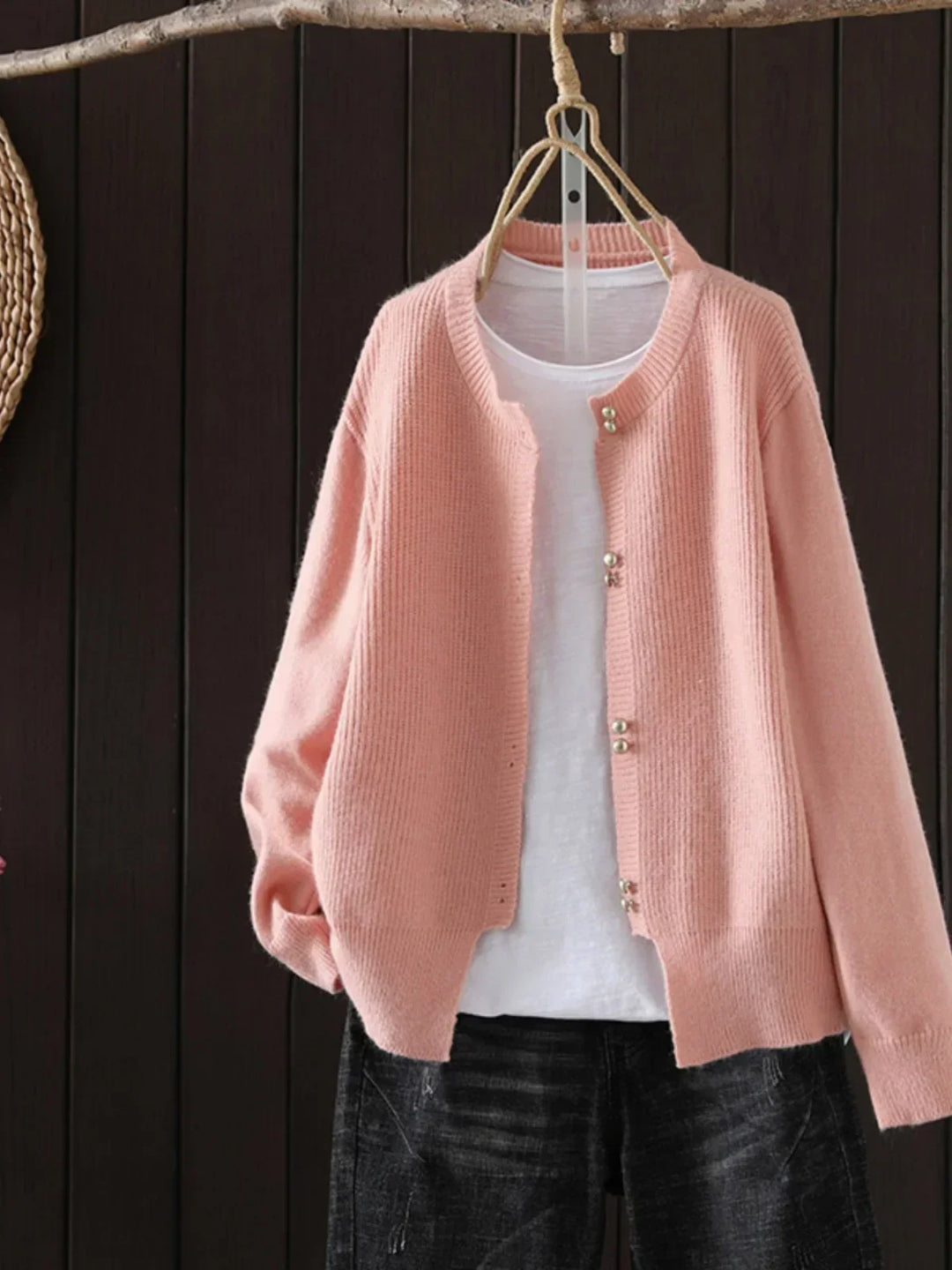 Damen Winter Cardigan: Eleganter, warmer Strickpullover mit luxuriösen Perlenknöpfen für stilvolle Damenmode.