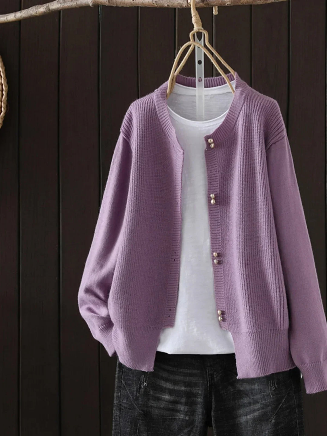 Modischer Damen Winter Cardigan. Kuscheliger Langarm Pullover mit edlen Perlenknöpfen für feminine Outfits.