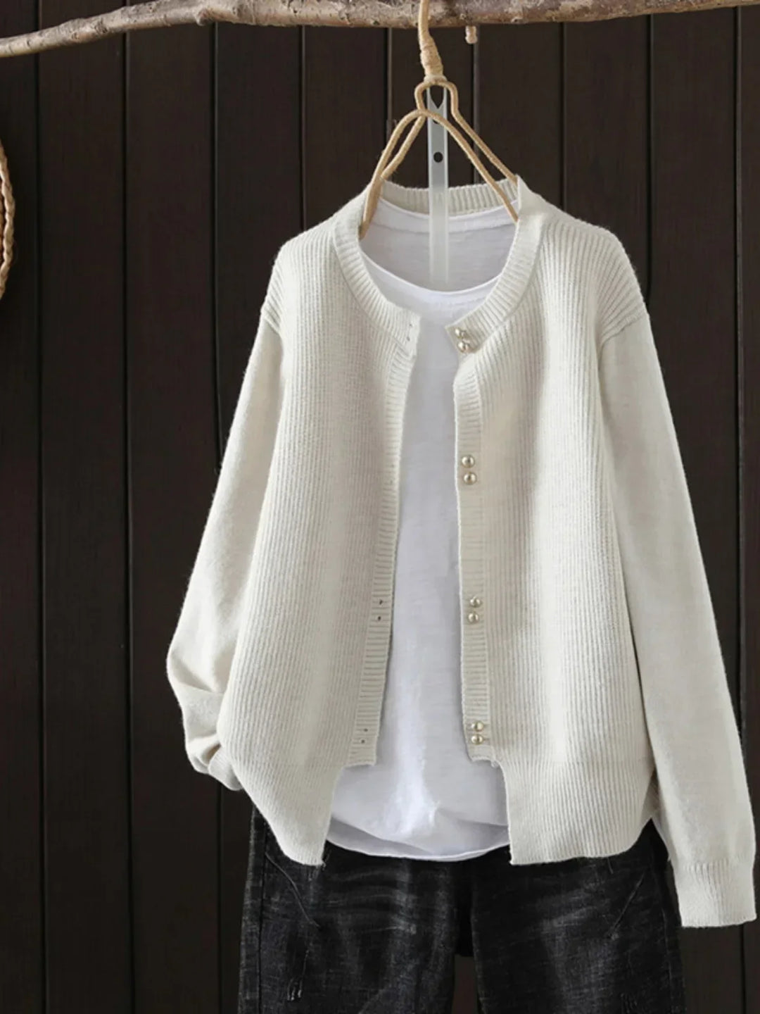 Vielseitiger Damen Winter Cardigan. Warmer, gemütlicher Strick mit eleganten Perlenknöpfen für jeden Anlass.