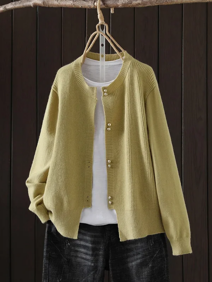 Stilvoller Damen Winter Cardigan. Elegantes Langarm Oberteil mit luxuriösen Perlenknöpfen, perfekt für den Winter.