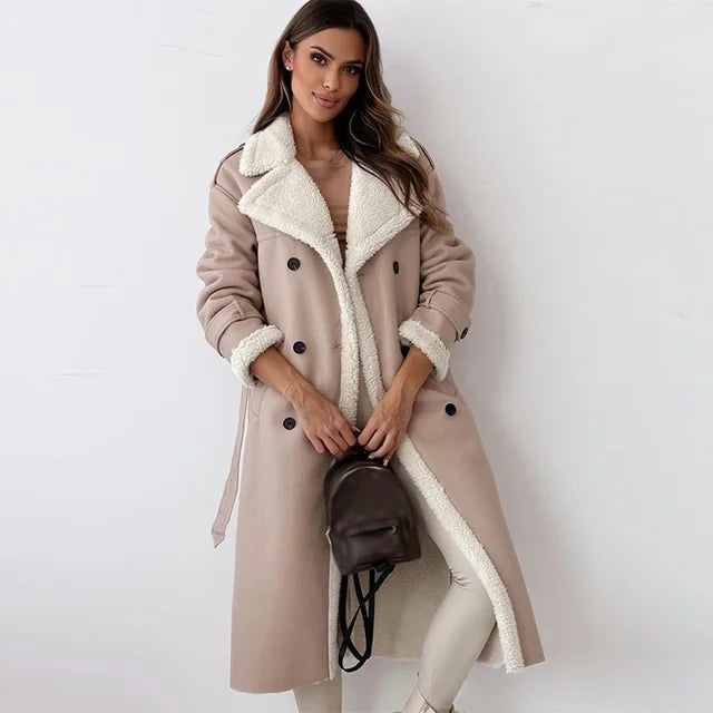 Eleganter beiger Damen Langmantel für den Winter, stilvolles Design, schützt vor Kälte und verleiht jedem Look eine edle Note.