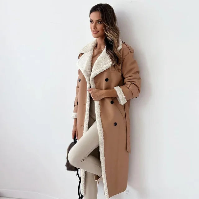 Khakifarbener Damen Wintermantel, langer Schnitt, perfekt für kalte Tage, kombiniert Stil und Wärme.