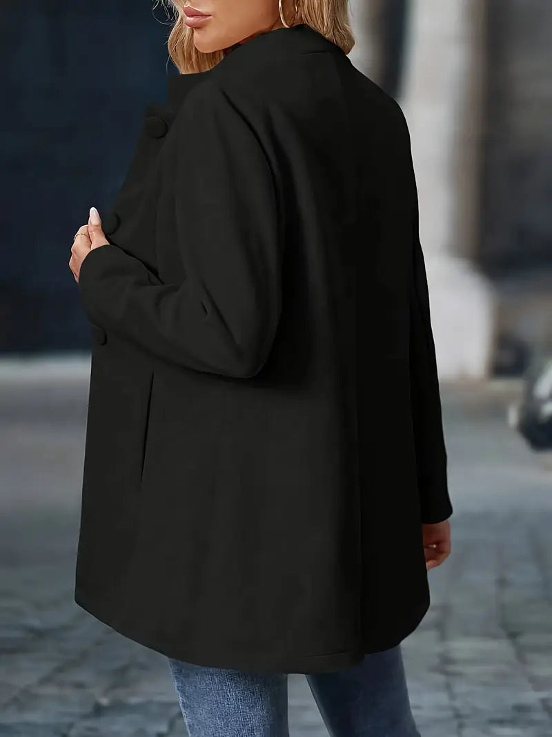 Eleganter Damenmantel, klassischer Winter-Langmantel. Warme Wintermode, die Sie stilvoll und geschützt hält.