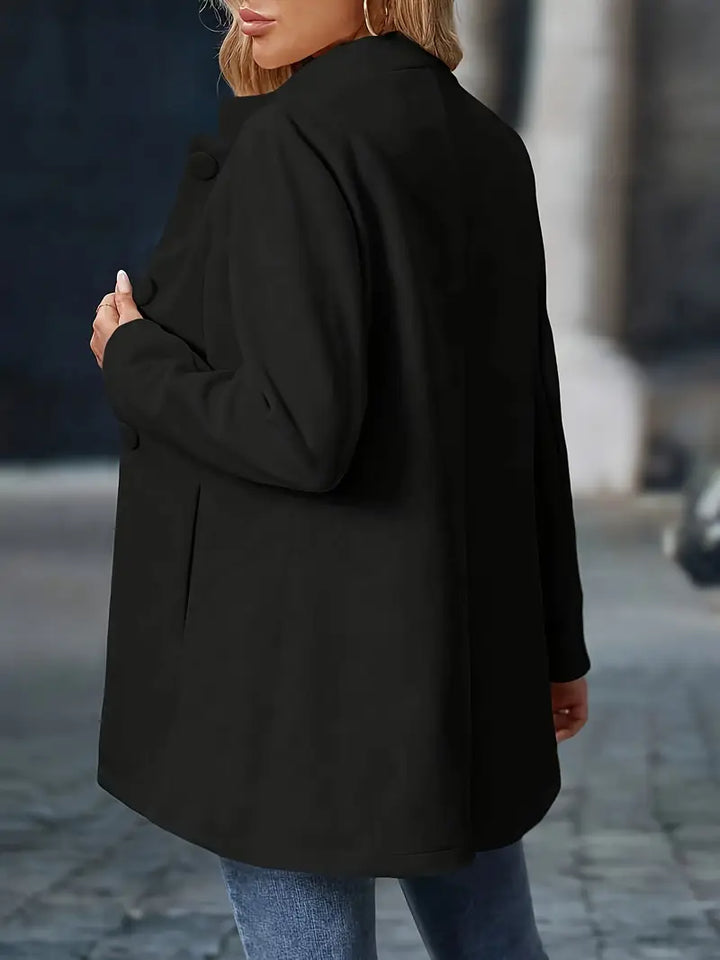 Eleganter Damenmantel, klassischer Winter-Langmantel. Warme Wintermode, die Sie stilvoll und geschützt hält.