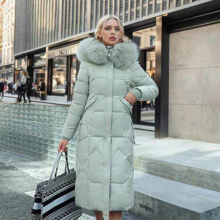 Warmer Damen Steppmantel für den Winter, mit Kapuze. Elegant und ideal für kühle Outdoor-Tage.