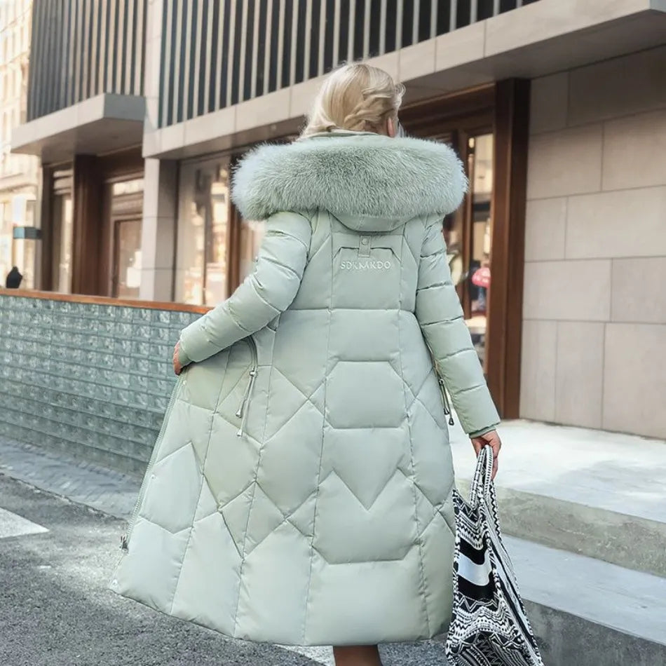 Damen Steppmantel mit Kapuze, elegant & warm. Modische Winterjacke für Alltag und Freizeit.