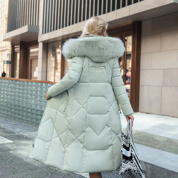Damen Steppmantel mit Kapuze, elegant & warm. Modische Winterjacke für Alltag und Freizeit.