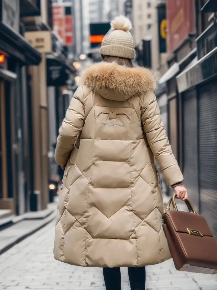 Damen Winterjacke: Eleganter Steppmantel mit Kapuze. Warm, gesteppt und ideal für die kalte Jahreszeit.