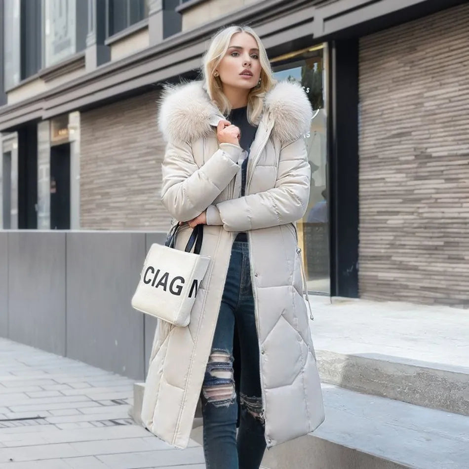 Gesteppter Damen Winter Steppmantel mit Kapuze. Elegant, warm und ideal als Winterjacke.