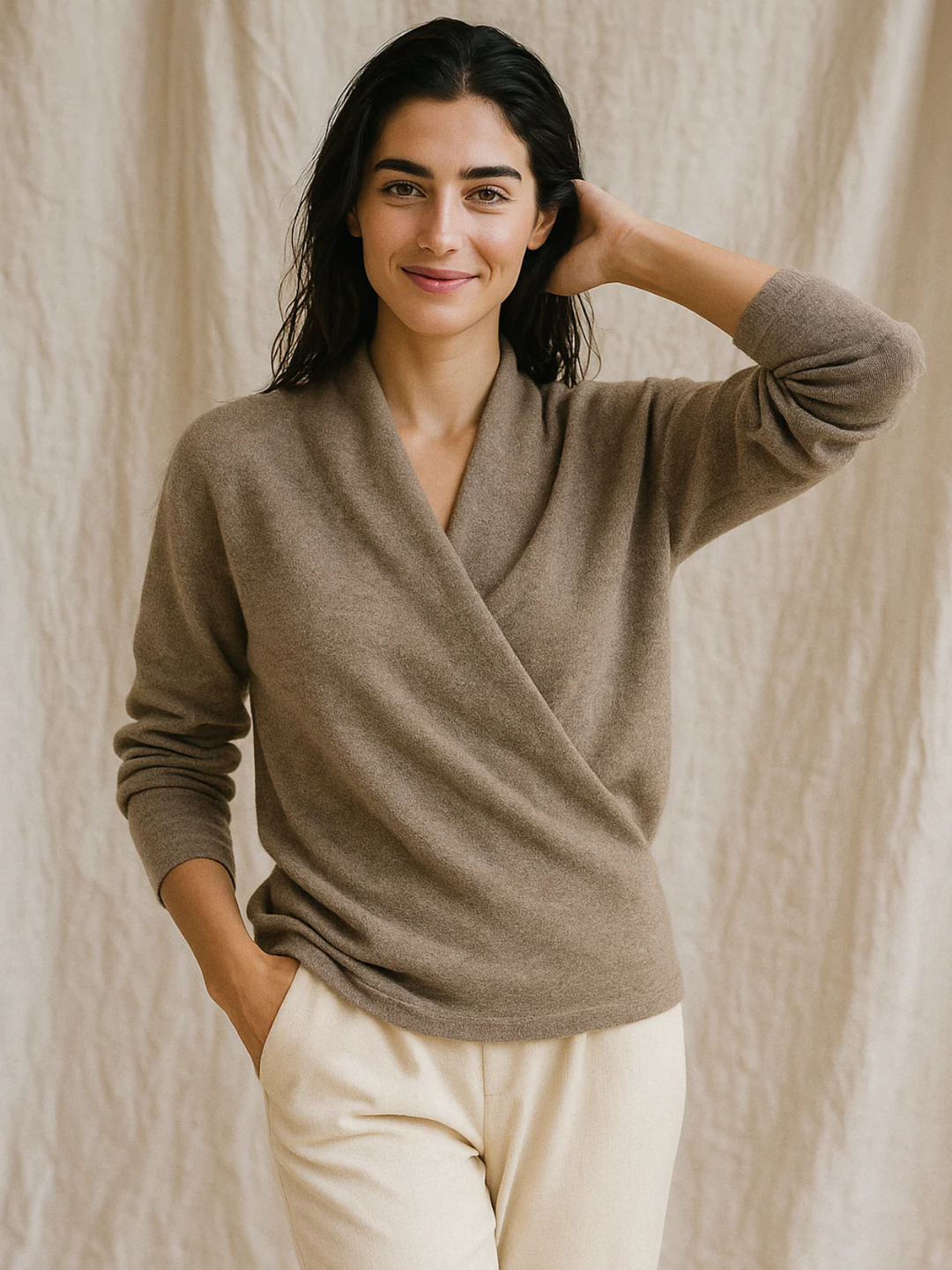 Eleganter Damen Winter Wickelpullover mit V-Ausschnitt in Beige; gemütlicher Strick.