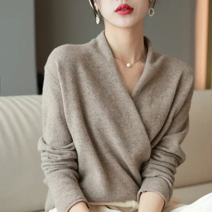Moderner Damen Winter-Strickpullover, V-Ausschnitt, Wickeloptik; in warmem Senfgelb.