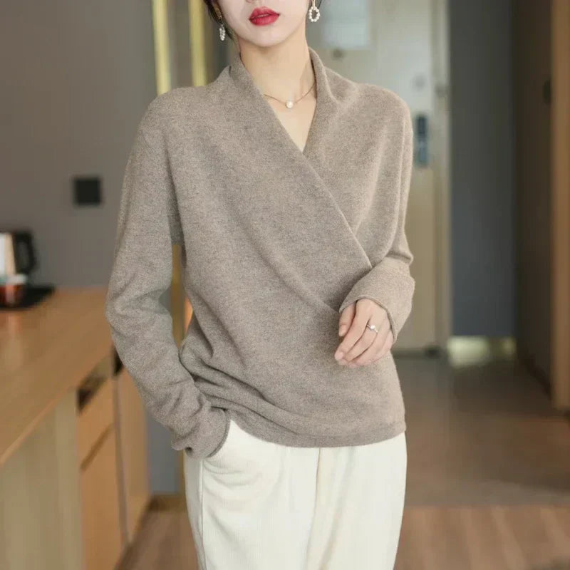 Gemütlicher Damen Wickelpullover mit V-Ausschnitt, hochwertiger Strick für kalte Tage in Anthrazit.