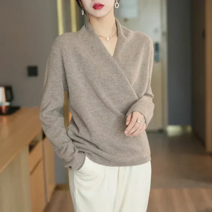 Gemütlicher Damen Wickelpullover mit V-Ausschnitt, hochwertiger Strick für kalte Tage in Anthrazit.