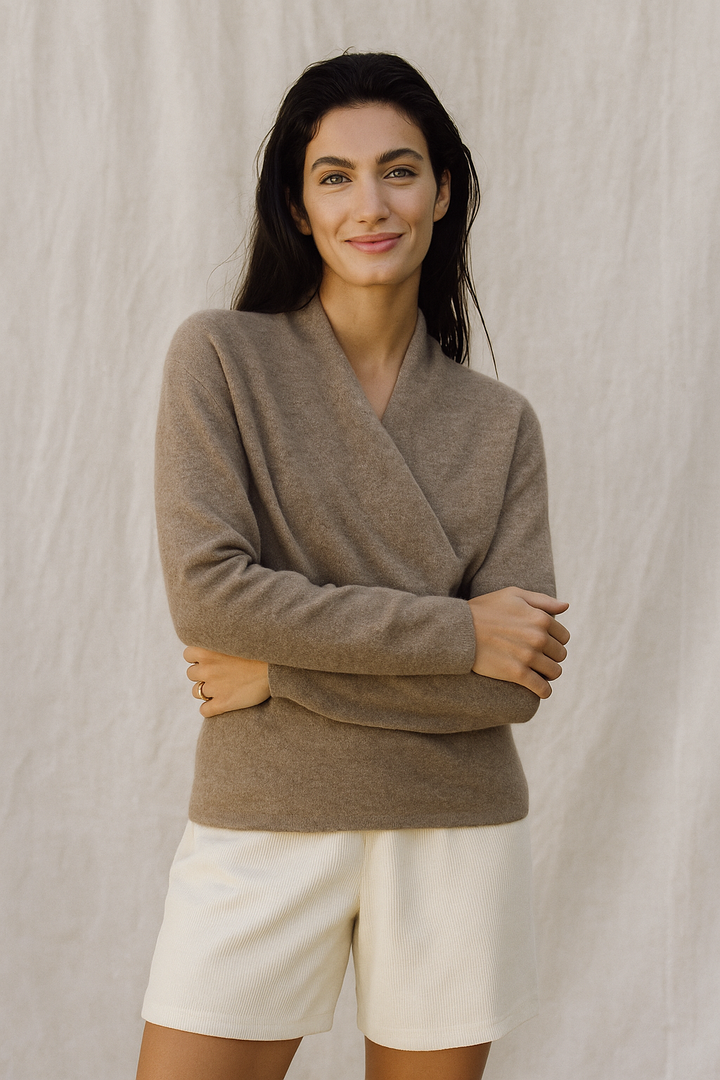Gemütlicher Strickpullover für Damen mit V-Ausschnitt und Wickel-Detail in Grau.