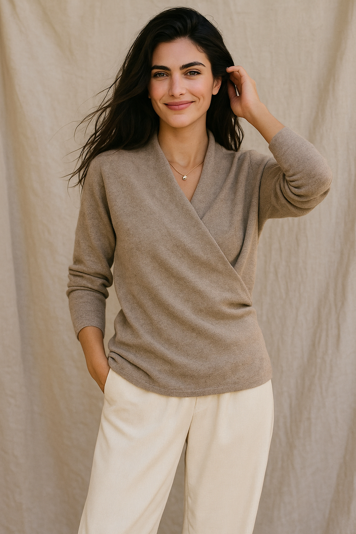 Lässiger Damen-Wickelpullover aus Strick, ideal für Winter & Alltag; mit V-Ausschnitt.