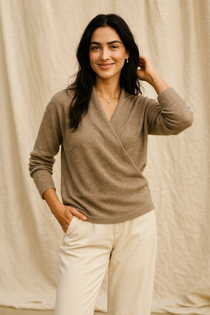Detailansicht des V-Ausschnitts und Wickel-Designs am eleganten Damen Winterpullover.