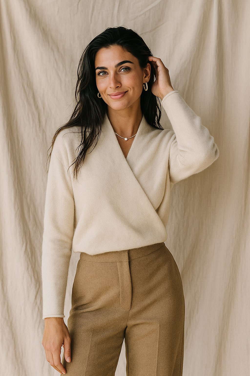 Stylischer Damen Wickelpullover für Büro & Freizeit; warmer Strick mit V-Ausschnitt in Dunkelblau.