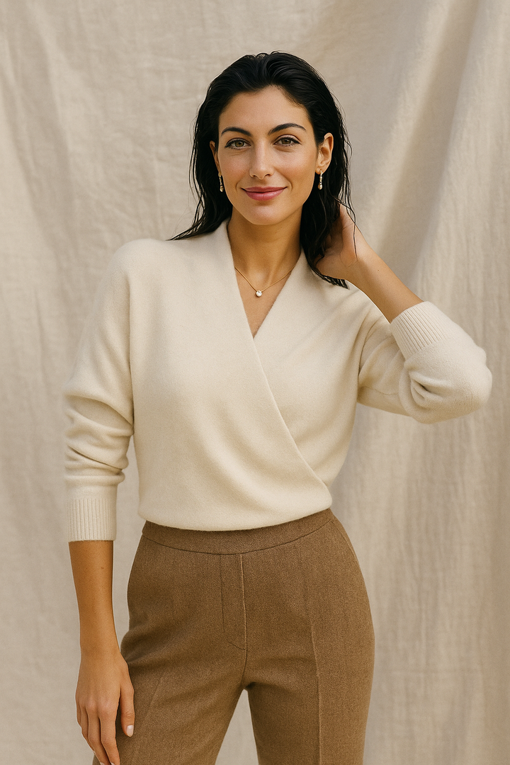 Rückenansicht des eleganten Damen Wickelpullovers aus Strick; langärmlig für Wintertage.