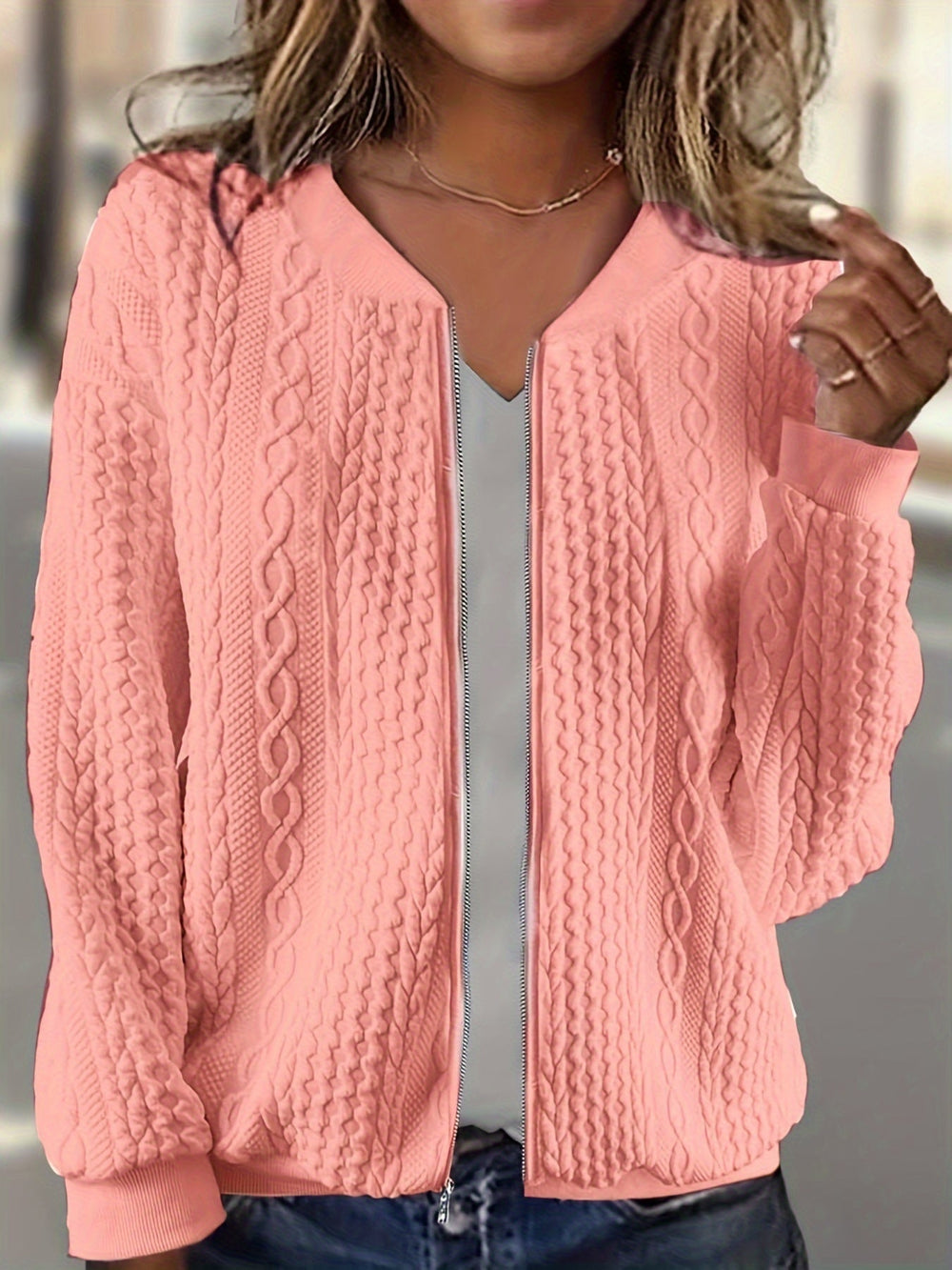 Nahaufnahme des feinen Strukturmusters auf dem warmen Damen Zip-Up Cardigan. Hochwertige Strickware, elegant.