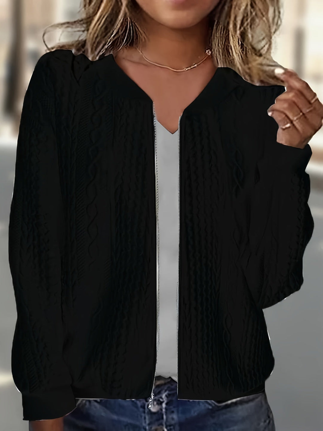 Dame trägt eleganten, warmen Damen Zip-Up Cardigan mit Strukturmuster. Perfektes Oberteil für Winter-Freizeitmode.