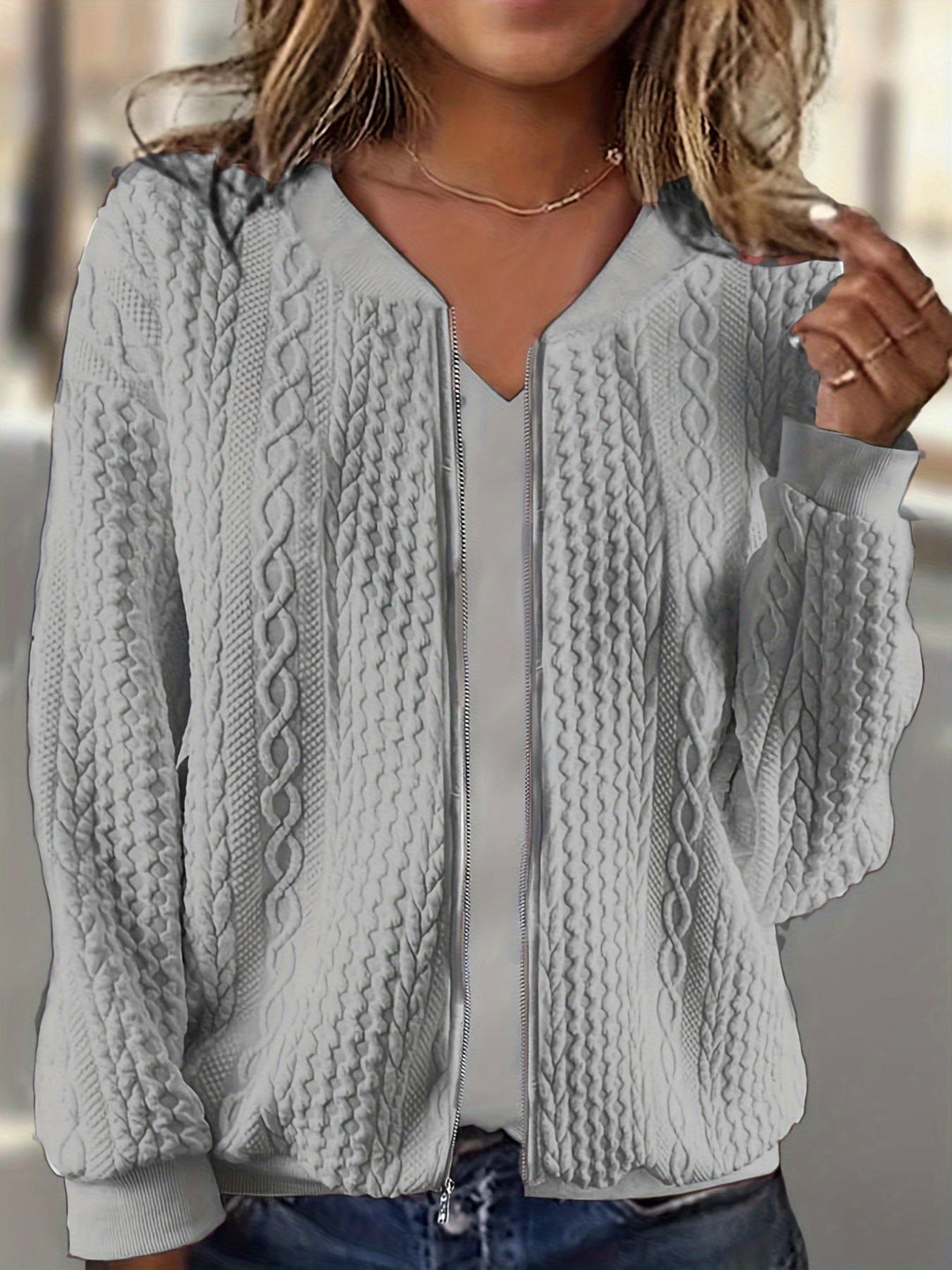 Vielseitiger Damen Winter Zip-Up Cardigan mit elegantem Strukturmuster. Das warme Oberteil ist ideal für kühle Tage.