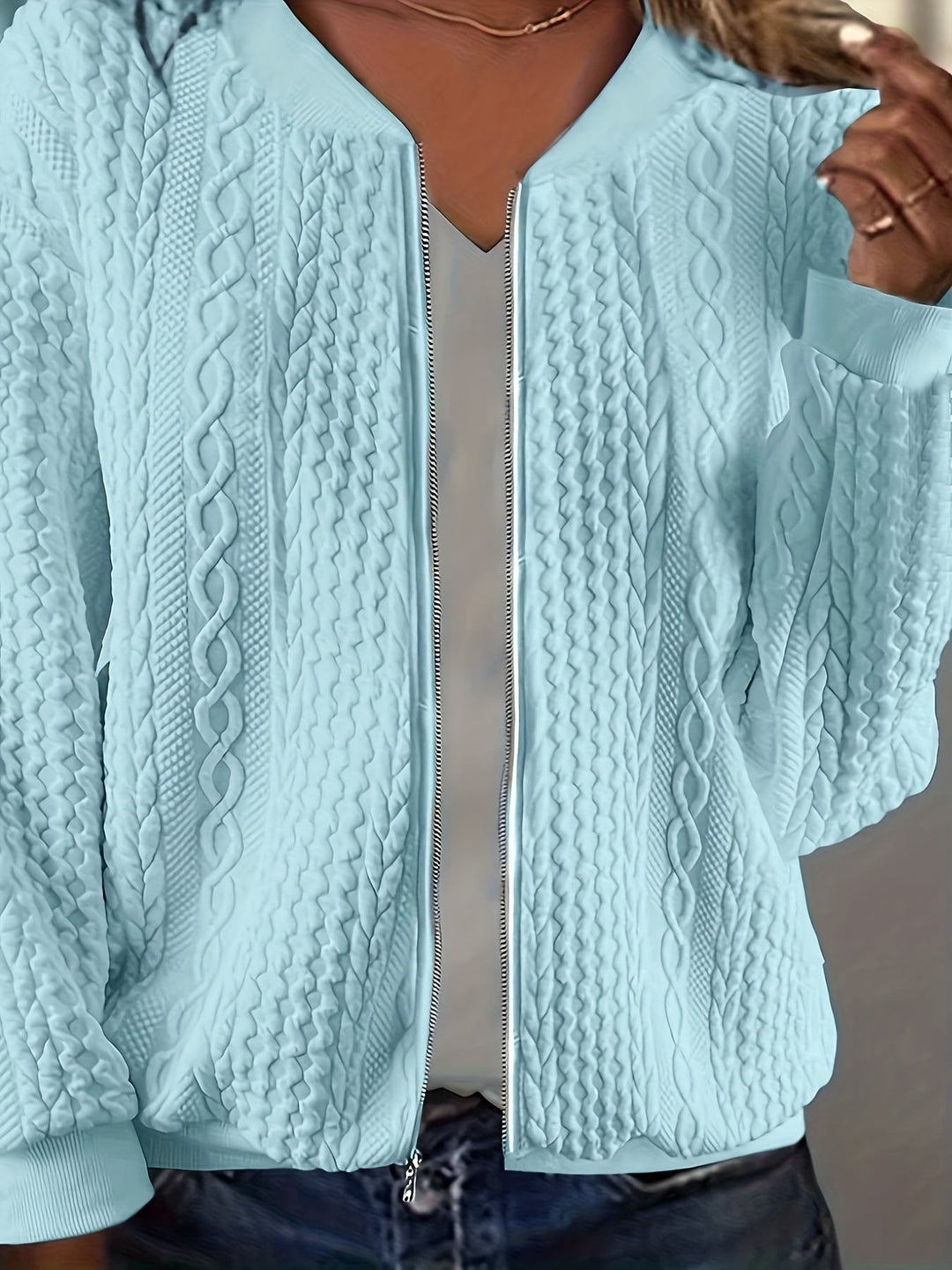 Modischer Damen Zip-Up Cardigan mit Strukturmuster. Ein warmes und elegantes Oberteil für Ihre Wintergarderobe.