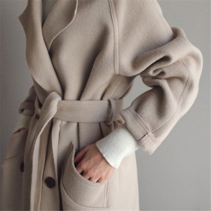 Langer beiger Damen Wintermantel, elegant und warm, perfekt für Outdoor-Mode im Herbst und Winter.