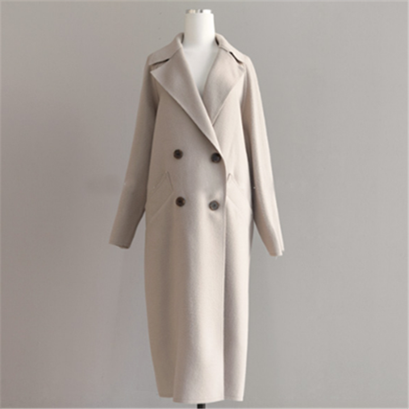 Warmer brauner Damen Wintermantel, elegant geschnitten, bietet Komfort und Stil für kalte Tage.