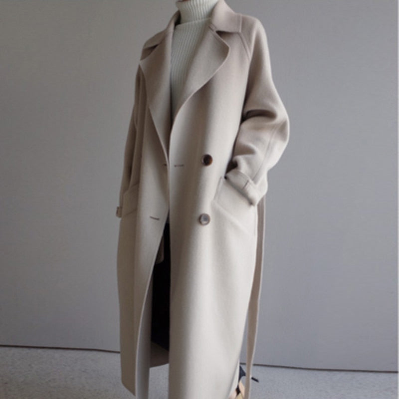 Klassischer schwarzer Damen Wintermantel, elegant und zeitlos, ein Muss für jede Herbst-Winter-Garderobe.