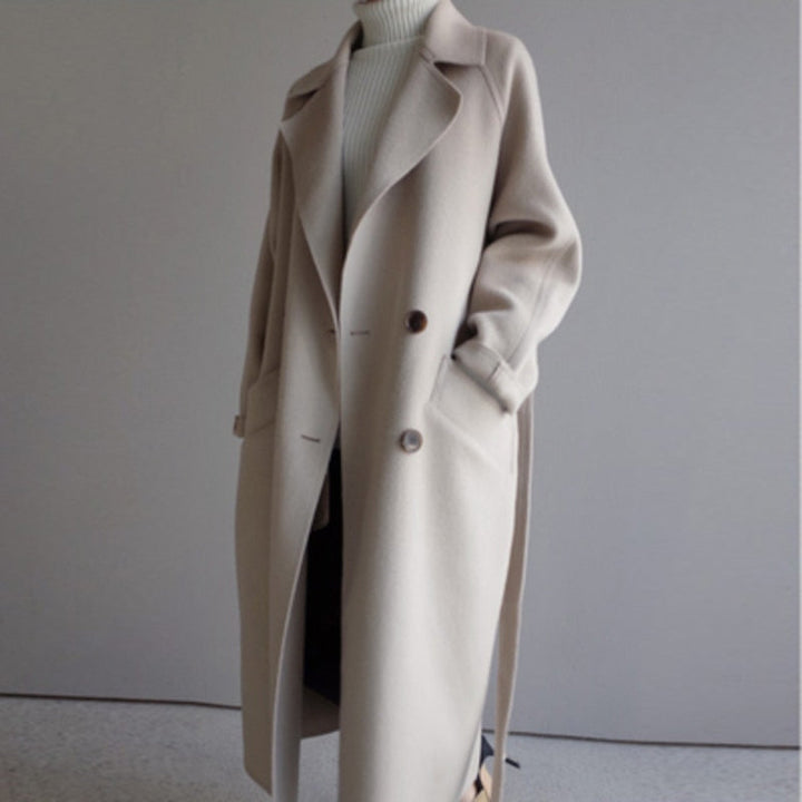 Klassischer schwarzer Damen Wintermantel, elegant und zeitlos, ein Muss für jede Herbst-Winter-Garderobe.